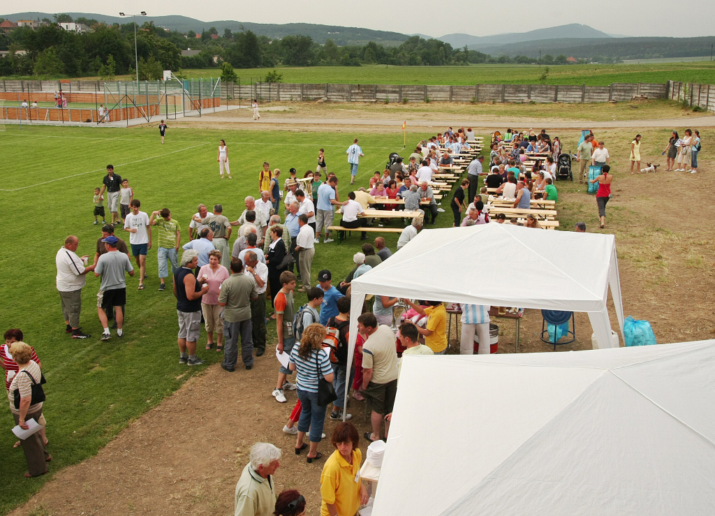 Fotogaléria NÁVŠTEVA PREZIDENTA SR - slávnostné otvorenia viacúčelového ihriska 31.5.2006 (21) NÁVŠTEVA PREZIDENTA SR - slávnostné otvorenia viacúčelového ihriska 31.5.2006