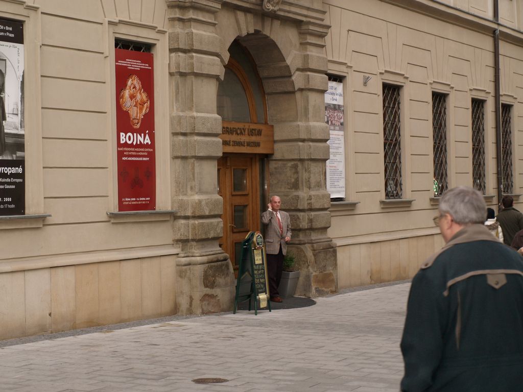 Fotogaléria Vernisáž výstavy: BOJNÁ - RANNÉ STREDOVEKÉ MOCENSKÉ CENTRUM MEDZI NITROU A MORAVOU. (Brno, 30.10.2008) (24) Vernisáž výstavy: BOJNÁ - RANNÉ STREDOVEKÉ MOCENSKÉ CENTRUM MEDZI NITROU A MORAVOU. (Brno, 30.10.2008)