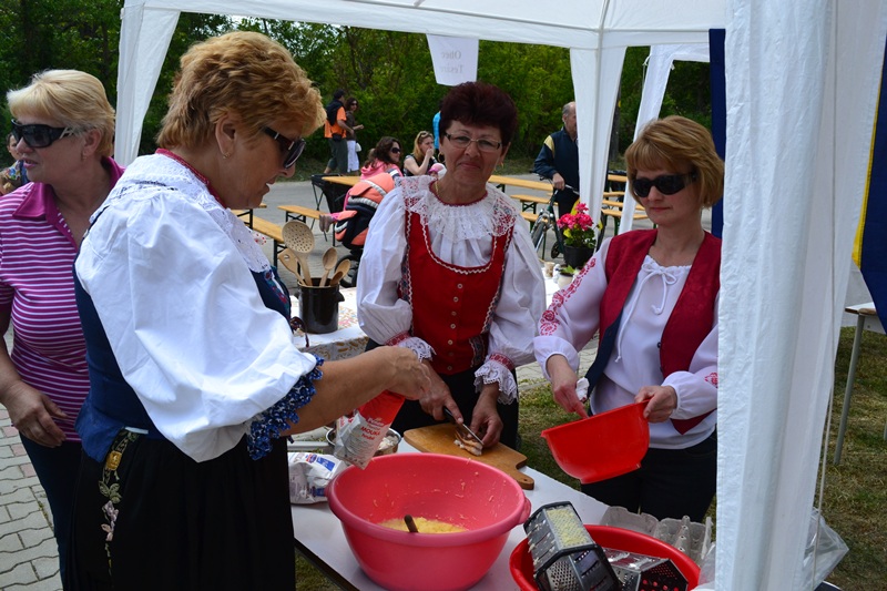 Fotogaléria Otvorenie turistickej sezóny 2012 - súťaž vo varení halušiek (15) Otvorenie turistickej sezóny 2012 - súťaž vo varení halušiek