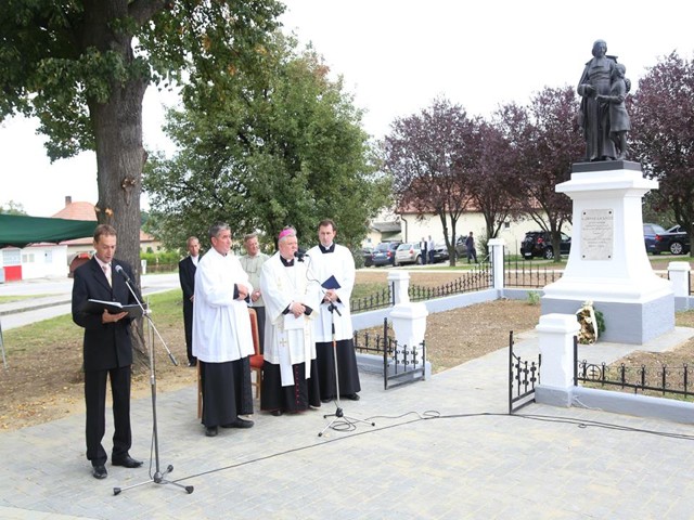 Fotogaléria Otváranie obnoveného parku sv. Ján de la Salle (12) Otváranie obnoveného parku sv. Ján de la Salle