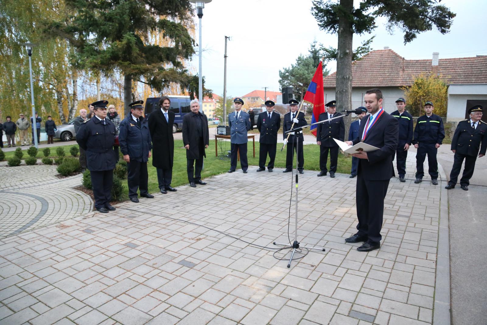 Fotogaléria Odovzdávanie nového hasičského vozidla (21) Odovzdávanie nového hasičského vozidla