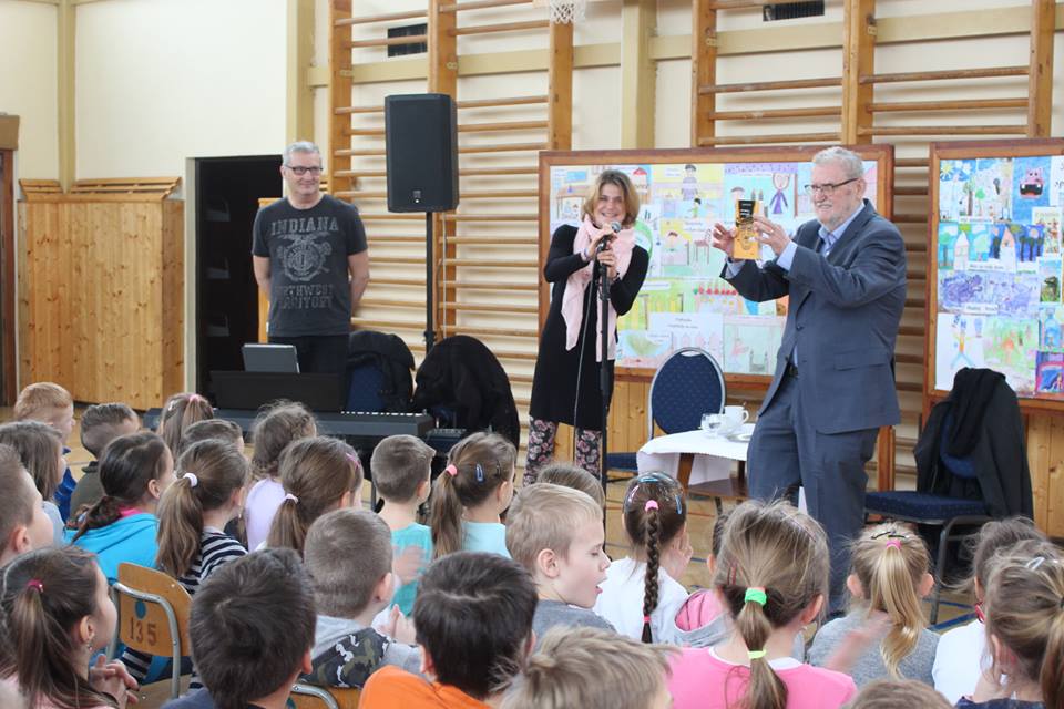 Fotogaléria Beseda s Ľubomírom Feldekom v ZŠ Bojná (10) Beseda s Ľubomírom Feldekom v ZŠ Bojná